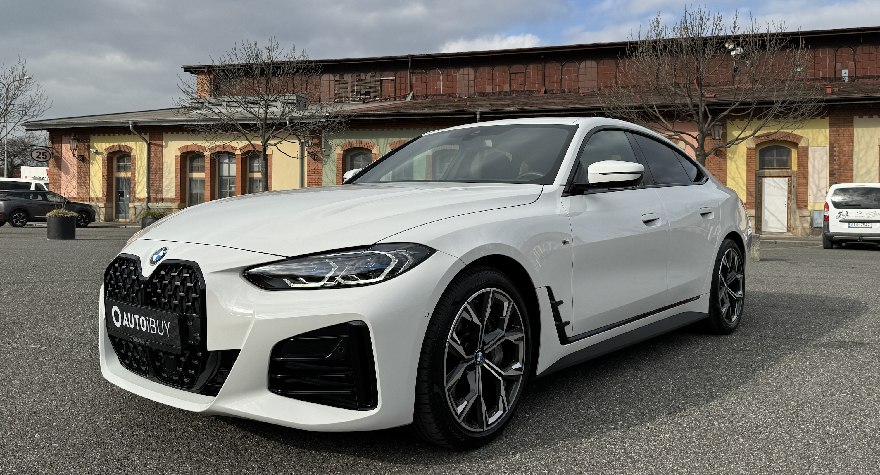 BMW 430d xDrive GranCoupé Msport | české ojeté auto | 3.0 nafta | sportovní naftové 4dveřové coupé | bílá s černou alcantarou | perfektní výbava | polep bílá matná | nákup online | AUTOiBUY.com